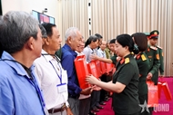 MND presents gifts to national contributors from Dong Thap